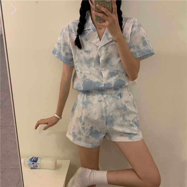 Pijamale moderne de dama confectionate din pantaloni scurti si o bluza cu maneci scurte