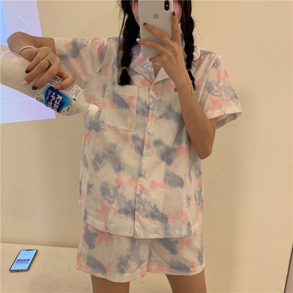 Pijamale moderne de dama confectionate din pantaloni scurti si o bluza cu maneci scurte