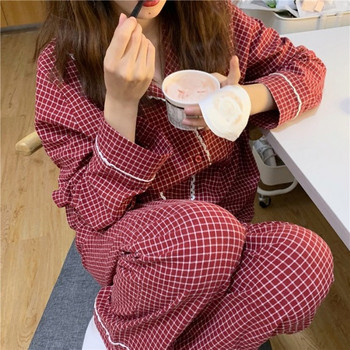 Актуална дамска карирана пижама с шпиц деколте