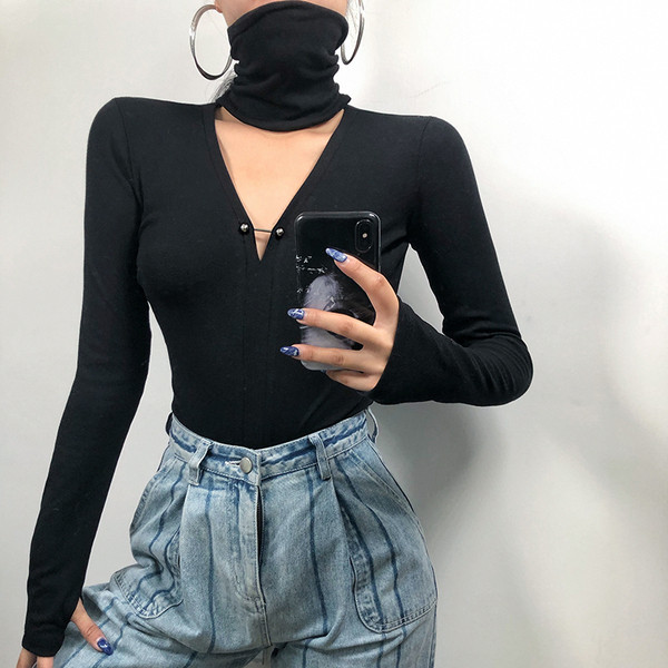 Γυναικείο κορμάκι  με κομμένο ντεκολτέ και μακριά μανίκια σε μαύρο χρώμα