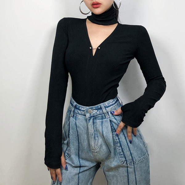 Γυναικείο κορμάκι  με κομμένο ντεκολτέ και μακριά μανίκια σε μαύρο χρώμα