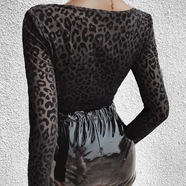 Corp de damă modern în negru cu model leopard