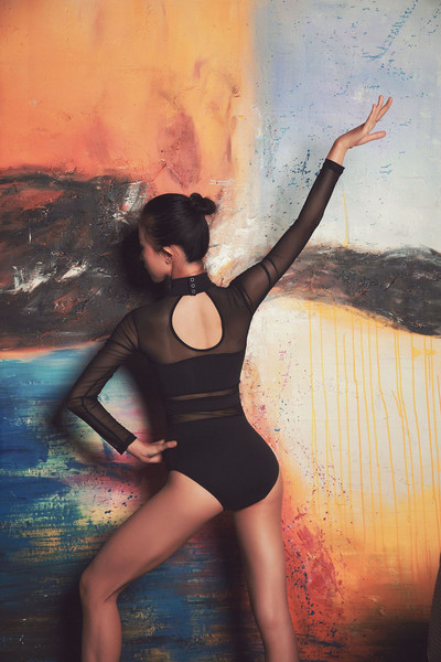 Μοντέρνο γυναικείο κορμάκι με μανίκια από τούλι και κολάρο