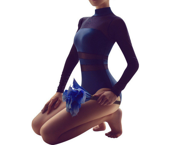 Corp de damă modern, cu mâneci din tul și guler polo