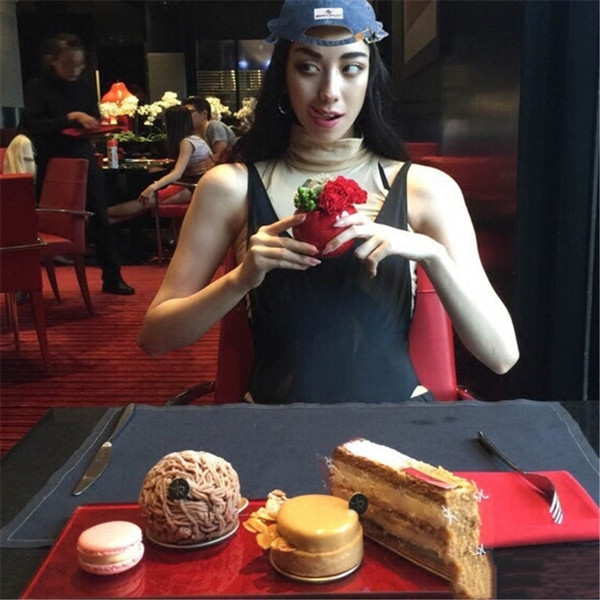 Model de corp de dama curat, cu bretele subtiri si spatele gol