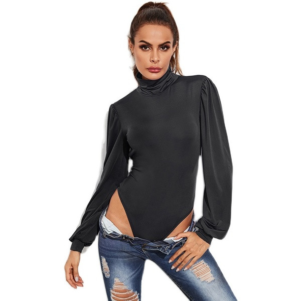 Corp de femeie elegant, cu o panglică și spatele gol