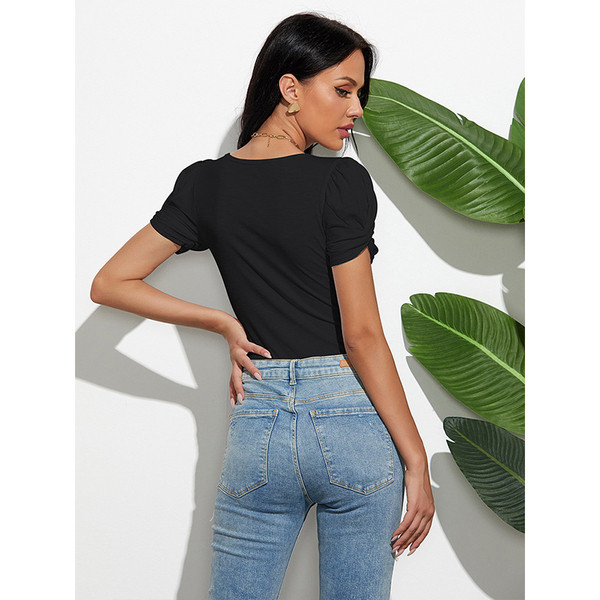 Κολασικό μοντέλο  γυναικείο κορμάκι με οβάλ λαιμόκοψη και κοντά μανίκια