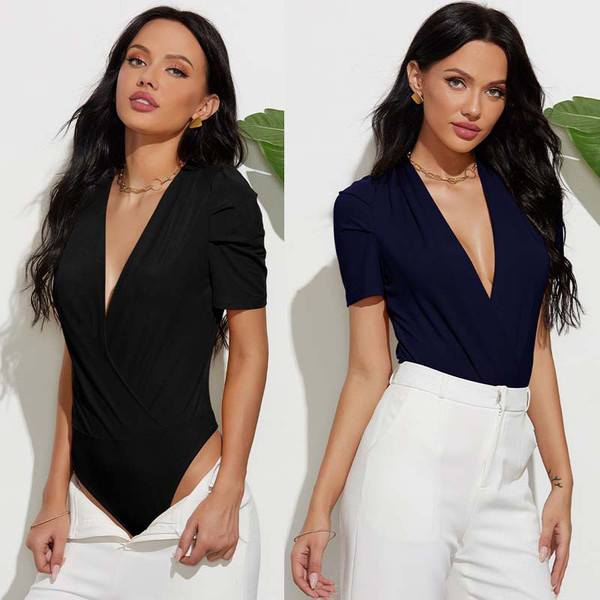 Corp de femeie modern, cu un decolteu adânc și mâneci scurte