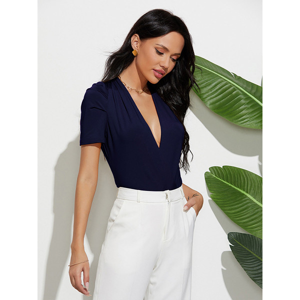 Corp de femeie modern, cu un decolteu adânc și mâneci scurte