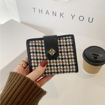 Γυναικείο μικρό πορτοφόλι με μεταλλική στερέωση