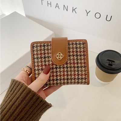 Γυναικείο μικρό πορτοφόλι με μεταλλική στερέωση