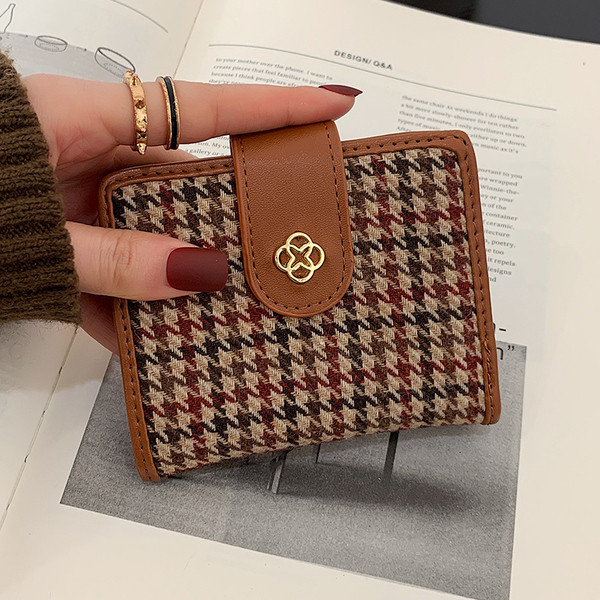 Portofel mic de dama cu inchidere metalica