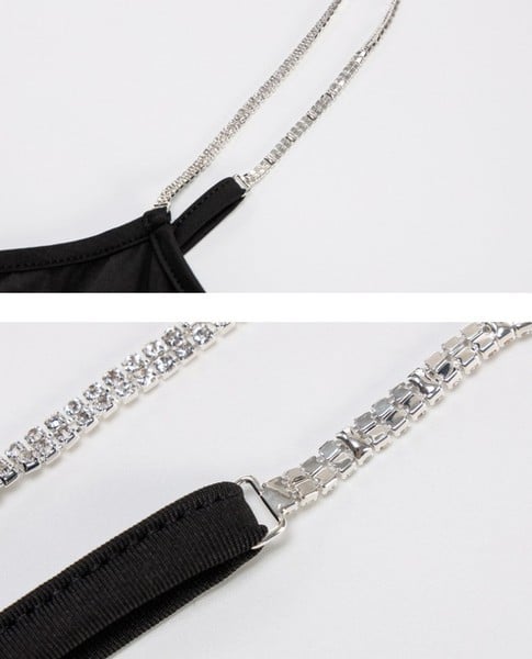 Baltos ir juodos spalvos moteriškas kūnas su plonais metaliniais dirželiais