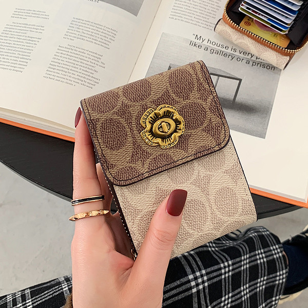 Καθημερινό γυναικείο πορτοφόλι με μεταλλική στερέωση