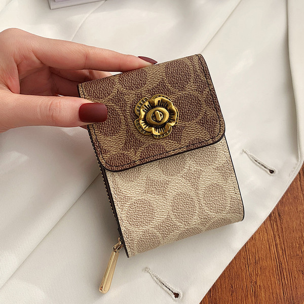 Καθημερινό γυναικείο πορτοφόλι με μεταλλική στερέωση