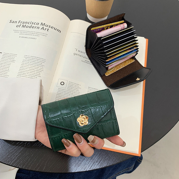 Γυναικείο έκο  δερμάτινο πορτοφόλι με μεταλλικό στοιχείο