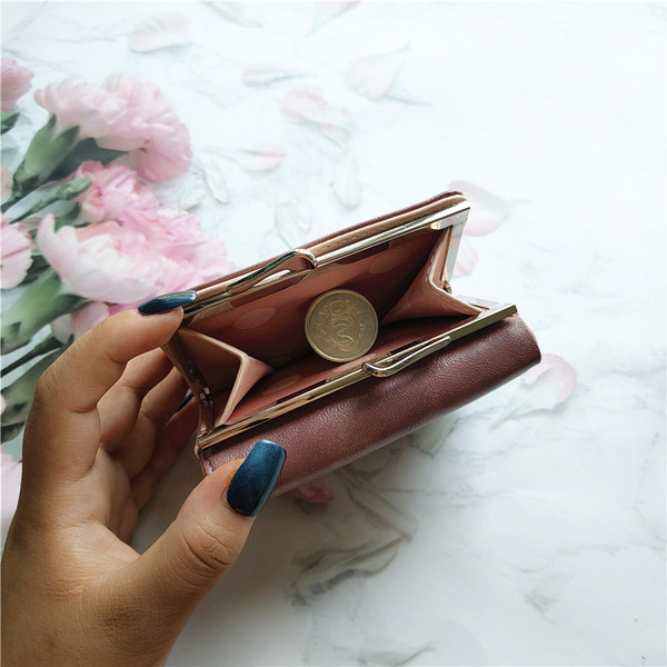 Дамски малък портфейл от еко кожа с надпис