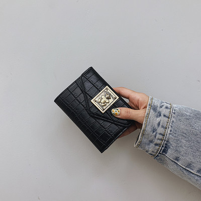 Γυναικείο πορτοφόλι από οικολογικό δέρμα με μεταλλική διακόσμηση σε τετράγωνο σχήμα