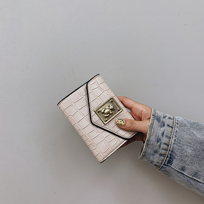 Γυναικείο πορτοφόλι από οικολογικό δέρμα με μεταλλική διακόσμηση σε τετράγωνο σχήμα