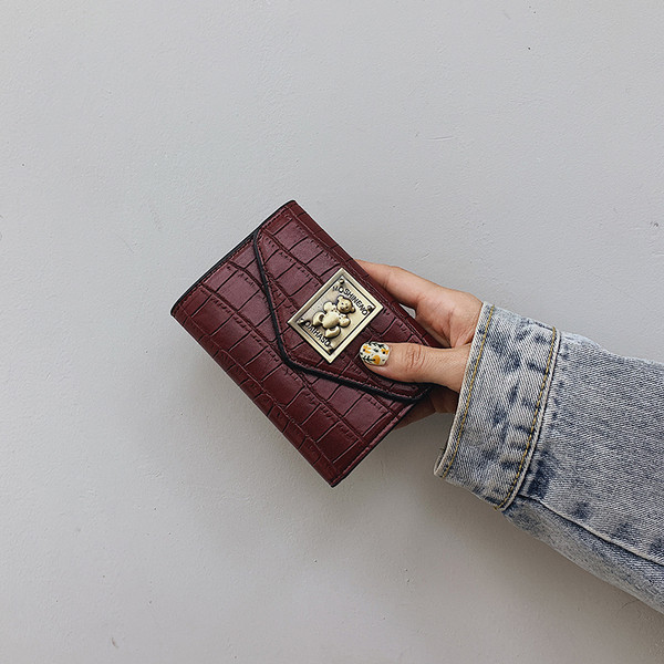 Portofel de dama din piele ecologica cu decor metalic in forma patrata