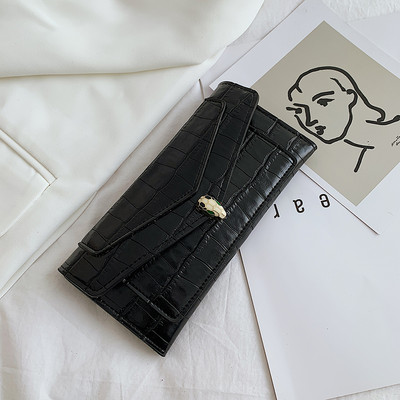 Γυναικείο δερμάτινο πορτοφόλι με μεταλλικό κούμπωμα σε διάφορα χρώματα