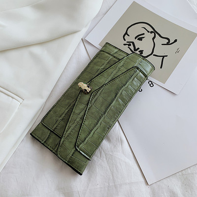 Γυναικείο δερμάτινο πορτοφόλι με μεταλλικό κούμπωμα σε διάφορα χρώματα