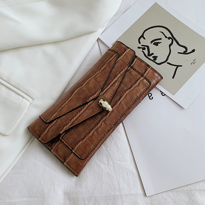 Γυναικείο δερμάτινο πορτοφόλι με μεταλλικό κούμπωμα σε διάφορα χρώματα