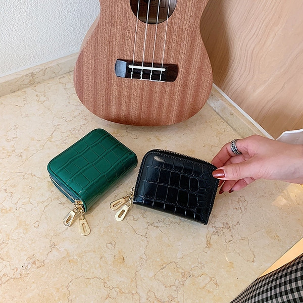 Naiste nahast rahakott luku ja metallketiga