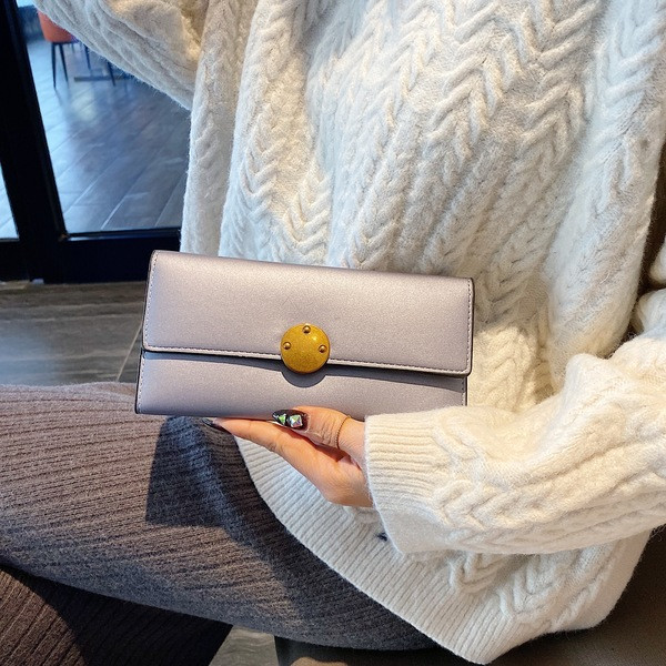 Naiste nahast rahakott metallist lukuga kolmes värvitoonis