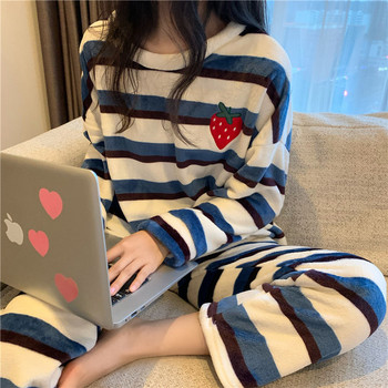 Дамска стилна раирана пижама с бродерия и овално деколте