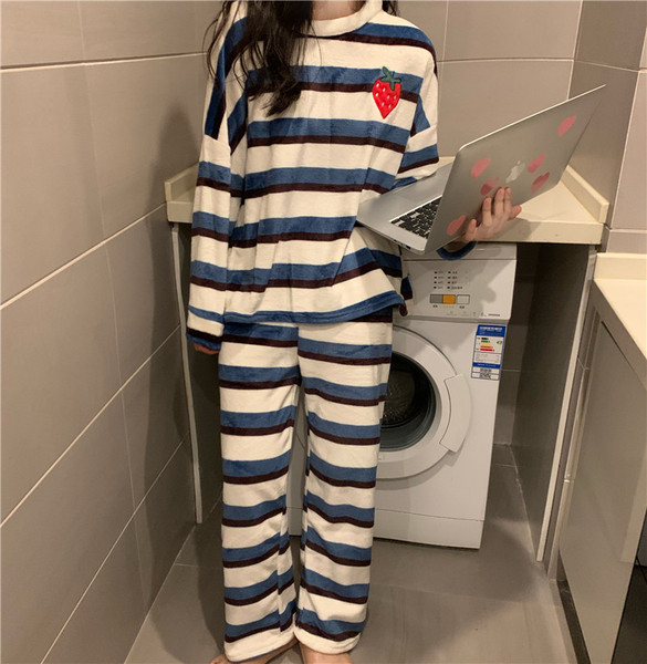 Γυναικεία ριγέ πιτζάμα με κέντημα και οβάλ λαιμόκοψη