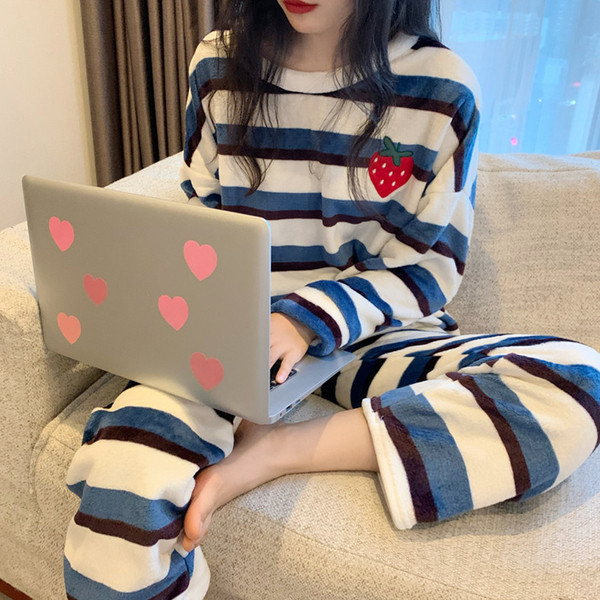 Γυναικεία ριγέ πιτζάμα με κέντημα και οβάλ λαιμόκοψη