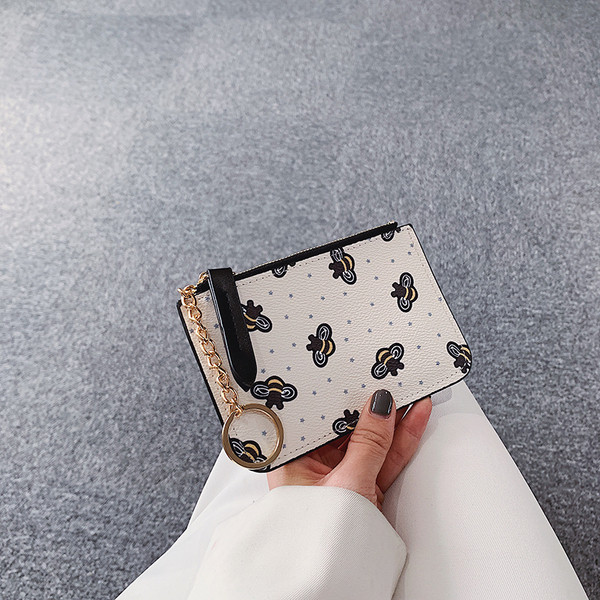 Mitmes värvitoonis metallist keti ja lukuga naiste rahakott