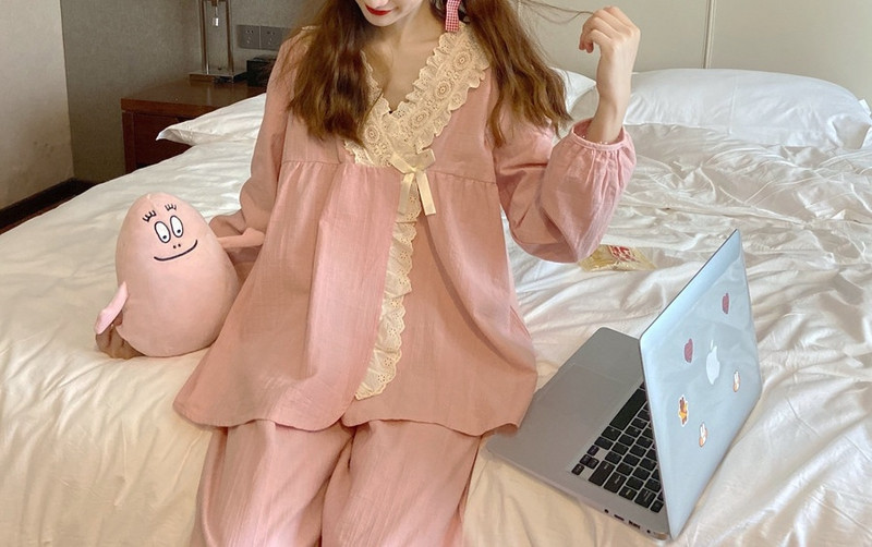 Pijamale moderne de damă cu dantelă și decolteu spitz