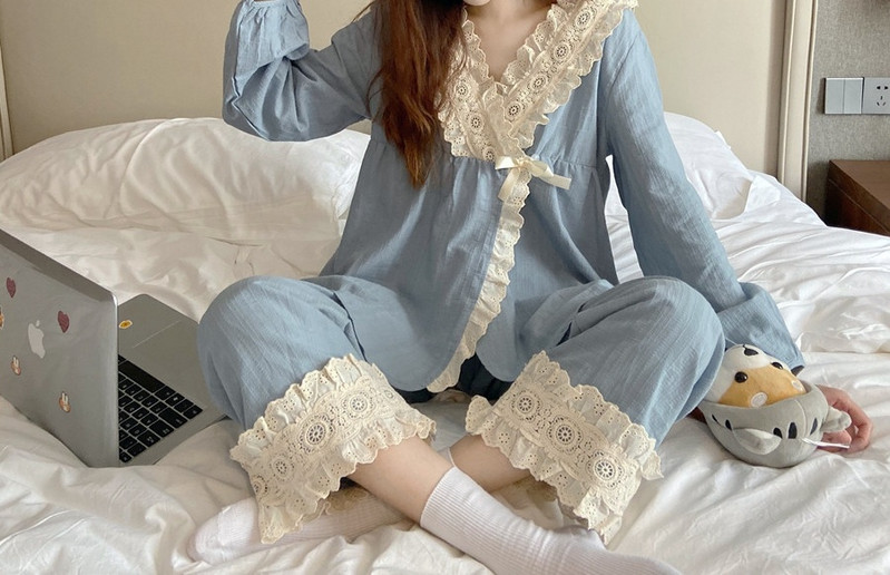 Pijamale moderne de damă cu dantelă și decolteu spitz