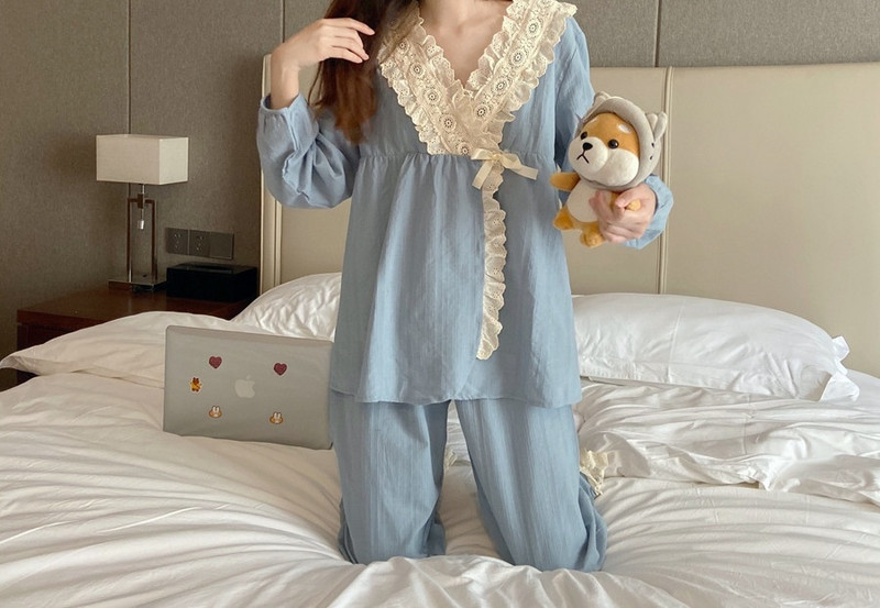 Pijamale moderne de damă cu dantelă și decolteu spitz