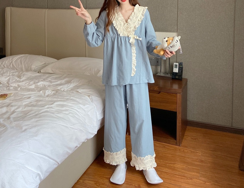 Pijamale moderne de damă cu dantelă și decolteu spitz