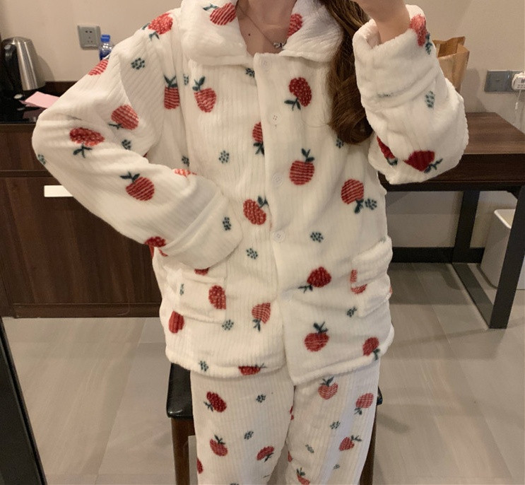 Pijamale de dama moderne cu model si bluza cu nasturi