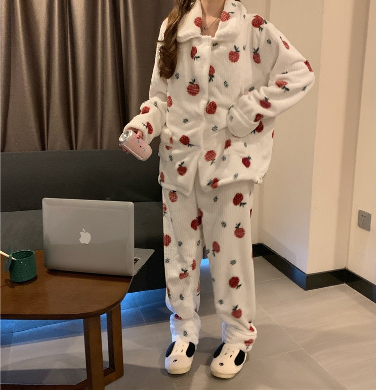 Pijamale de dama moderne cu model si bluza cu nasturi