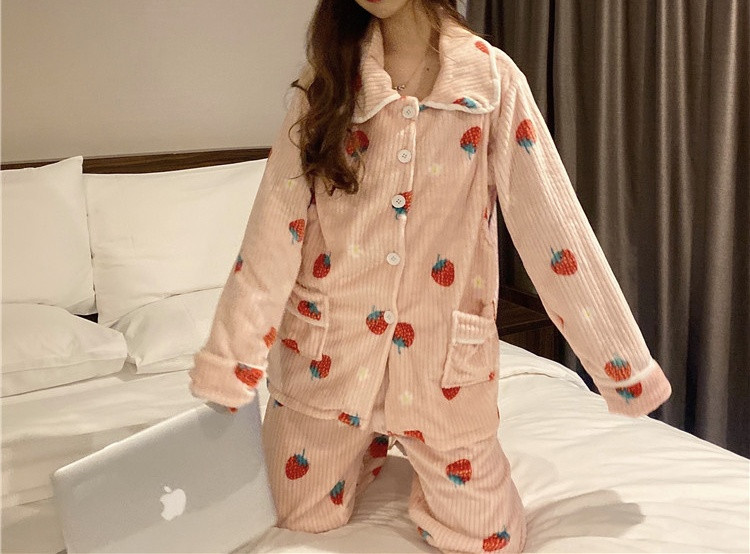 Pijamale de dama moderne cu model si bluza cu nasturi