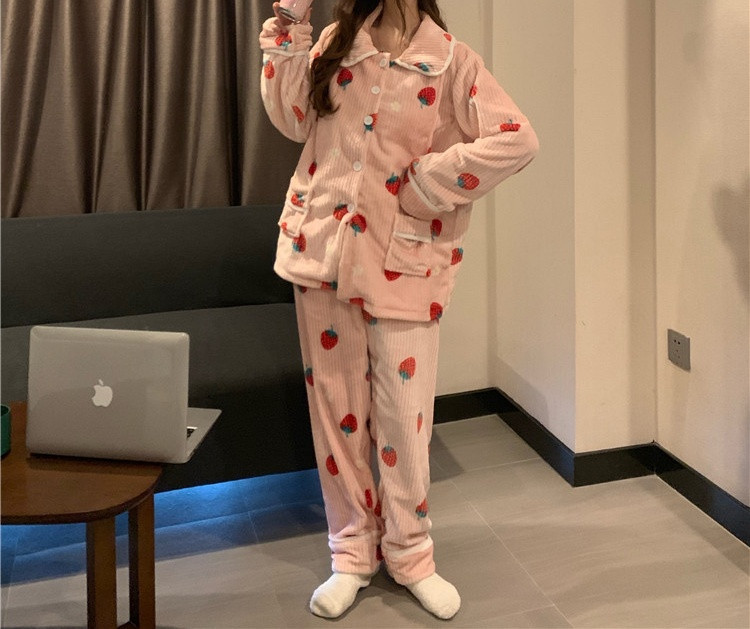 Pijamale de dama moderne cu model si bluza cu nasturi