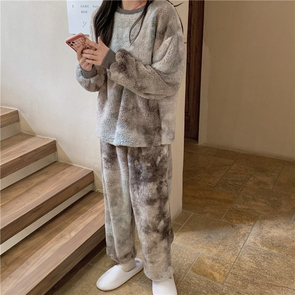 Pijamale de dama moderne model uni cu decolteu oval