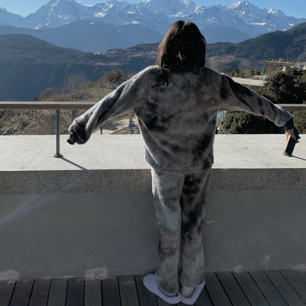 Pijamale de dama moderne model uni cu decolteu oval