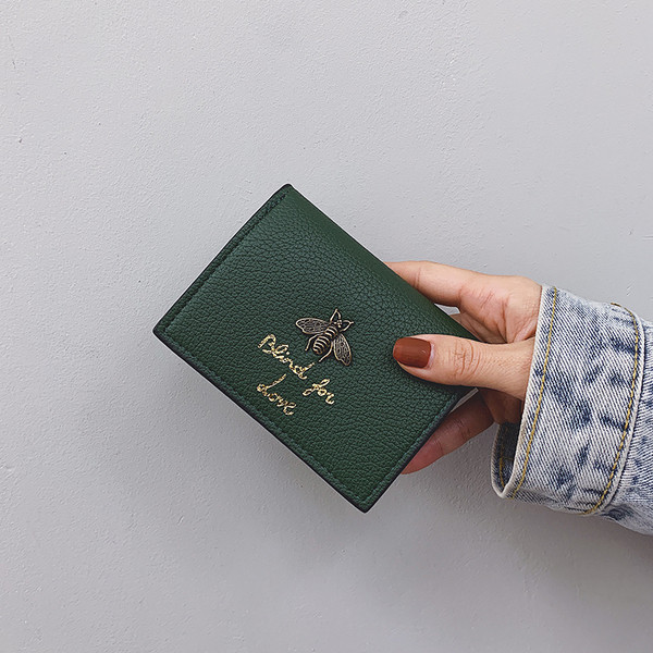 Portofel de dama din piele cu element metalic si broderie