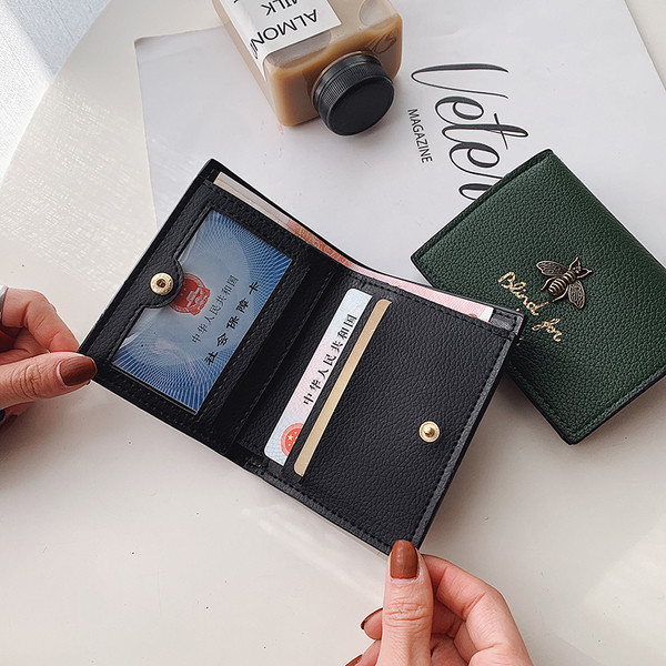 Portofel de dama din piele cu element metalic si broderie