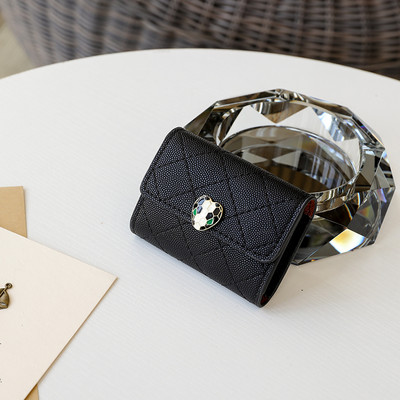 Portofel de dama cu decor si inchidere metalica