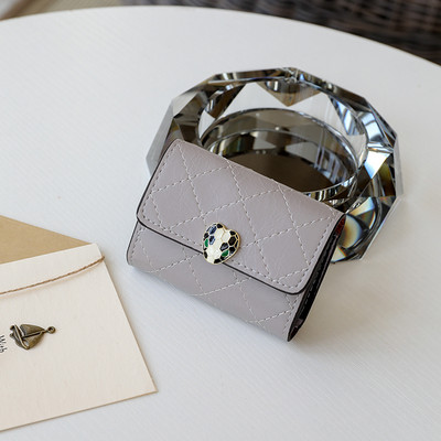 Portofel de dama cu decor si inchidere metalica