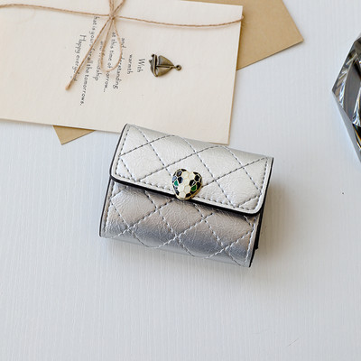 Portofel de dama cu decor si inchidere metalica