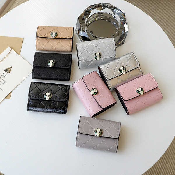 Portofel de dama cu decor si inchidere metalica