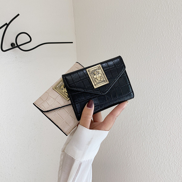 Öko-nahast väike naiste rahakott metallist embleemiga